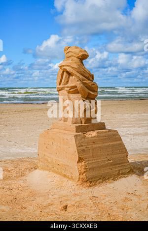 Sculture di sabbia sulla spiaggia di Liepāja sulla costa del Mar Baltico in Lettonia Foto Stock