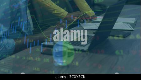 Collaborazione tra colleghi che analizzano i dati finanziari al tavolo dell'ufficio, con sovrapposizioni di candele per laptop Foto Stock