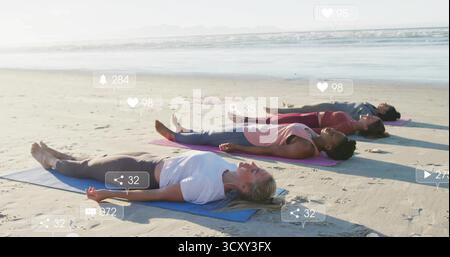Quattro donne sdraiate che praticano yoga posano sulla costa sabbiosa, con tappeti colorati e icone di notifica Foto Stock