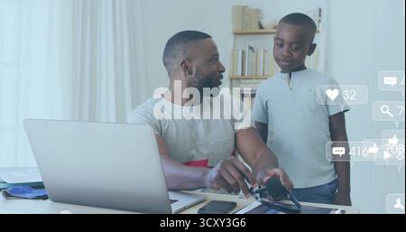 Padre e figlio che interagiscono esplorano l'app sul tablet nell'ufficio domestico, con lo stilo per smartphone per laptop Foto Stock