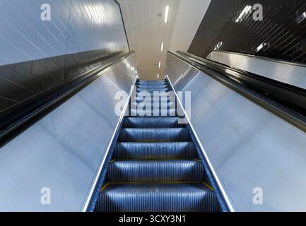 An Escalator South Shields, Bus and Metro Passenger Transport Interchange, Tyneside, Inghilterra nord-orientale, Regno Unito Foto Stock