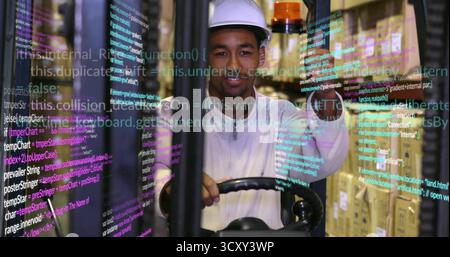 Funzionamento maschio del magazziniere che guida il carrello elevatore a forche nella corsia, con sovrapposizione del codice e scatole impilate Foto Stock