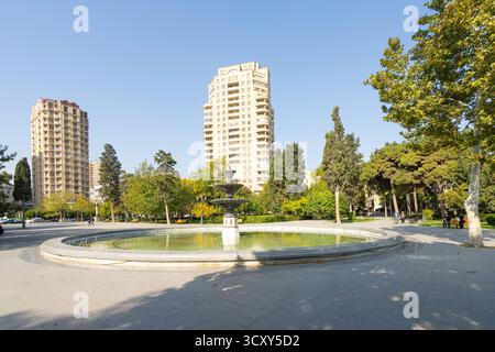 Baku, Azerbaigian. 10 ottobre 2025. Vista del Parco Samad Vurgun nel centro della città Foto Stock