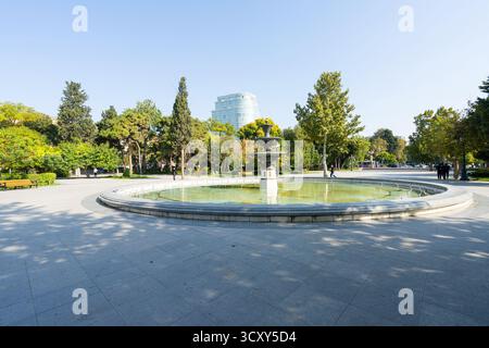 Baku, Azerbaigian. 10 ottobre 2025. Vista del Parco Samad Vurgun nel centro della città Foto Stock