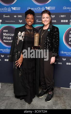 Yolanda Brown (a sinistra) con il CEO di BPI Dr Jo Twist che arriva per il Mercury Music Prize Award 2025, all'Utilita Arena di Newcastle. Data foto: Giovedì 16 ottobre 2025. Foto Stock