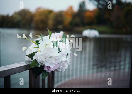 Vista di splendidi fiori sul ponte sull'acqua Foto Stock