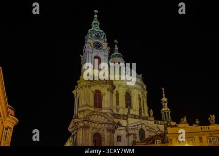 Splendida vista aerea della chiesa di San Nicola nella piccola città di Praga, Repubblica Ceca, splendido capolavoro barocco circondato da un'antica e colorata costruzione Foto Stock