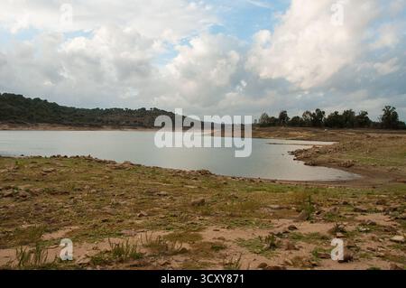 Letto diga sul fiume Tejo, in Portogallo, senza acqua. E' possibile camminare dove dovrebbero esserci molti metri cubi d'acqua Foto Stock