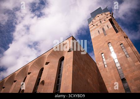 Museo Ararat di Erevan, Armenia. Un bell'edificio in pietra rossa-arancione, caratterizzato da una torre con un orologio e finestre ad arco. Foto Stock