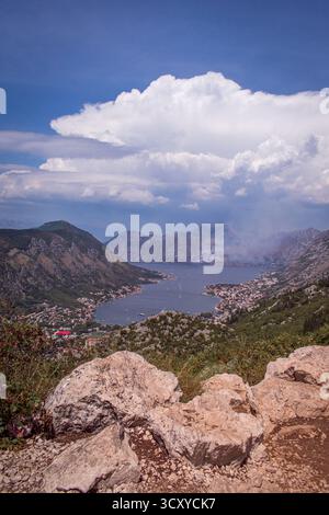 Golfo di Cattaro, Montenegro. Una vista mozzafiato di una città costiera annidata tra montagne torreggianti. Foto Stock