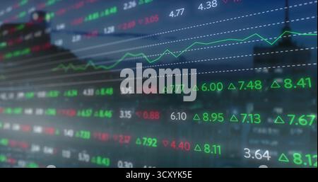 Visualizzazione dello stock ticker che si sovrappone allo skyline in ufficio, con frecce colorate, grafico a linee e linee della griglia Foto Stock