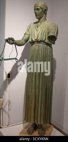 Copia nel Museo Archeologico Nazionale di Atene, della statua in bronzo di Charioteer c.474 a.C. nel Museo Archeologico di Delfi, Grecia Foto Stock
