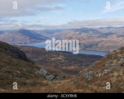 Vista dal Ben Venue su Loch Katrine, Garradh, Maol Mor, Cruinn Bheinn e Glen Finglas nel Trossachs, Scozia in autunno. Paesaggio delle Highland. Foto Stock