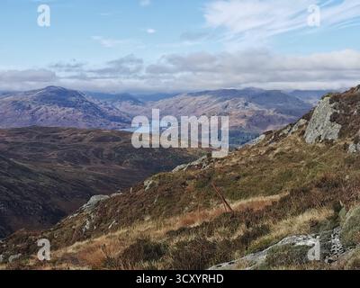 Vista dal Ben Venue su Loch Katrine, Garradh, Maol Mor, Cruinn Bheinn e Glen Finglas nel Trossachs, Scozia in autunno. Paesaggio delle Highland. Foto Stock