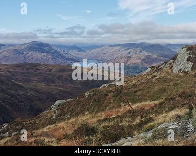 Vista dal Ben Venue su Loch Katrine, Garradh, Maol Mor, Cruinn Bheinn e Glen Finglas nel Trossachs, Scozia in autunno. Paesaggio delle Highland. Foto Stock