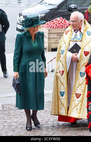 La regina Camilla arriva all'Abbazia di Westminster, nel centro di Londra, per il National Harvest Festival Service, organizzato da Love British Food in collaborazione con importanti enti di beneficenza per la distribuzione di cibo, in occasione della giornata Mondiale del cibo. Foto Stock