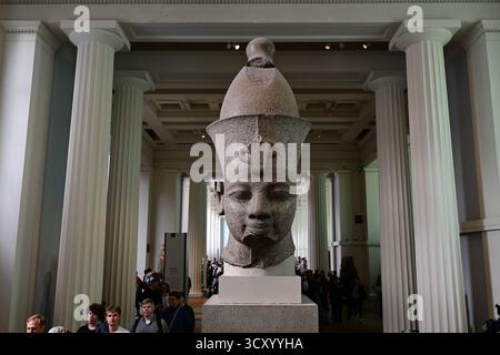 Londra, Regno Unito, 8 ottobre 2025. Interno del British Museum. Busto di granito del faraone Ramses II Foto Stock