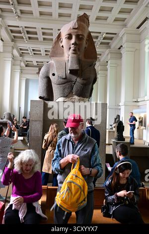 Londra, Regno Unito, 8 ottobre 2025. Interno del British Museum. Busto di granito del faraone Ramses II Foto Stock