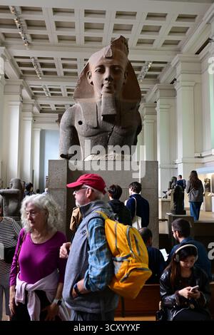 Londra, Regno Unito, 8 ottobre 2025. Interno del British Museum. Busto di granito del faraone Ramses II Foto Stock