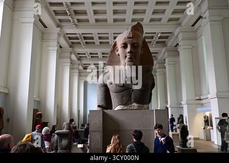Londra, Regno Unito, 8 ottobre 2025. Interno del British Museum. Busto di granito del faraone Ramses II Foto Stock