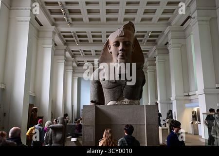Londra, Regno Unito, 8 ottobre 2025. Interno del British Museum. Busto di granito del faraone Ramses II Foto Stock