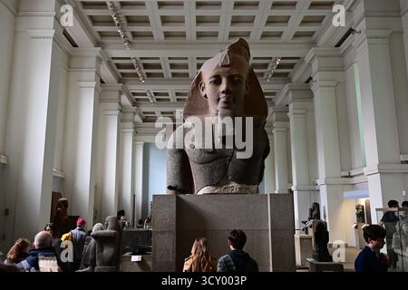 Londra, Regno Unito, 8 ottobre 2025. Interno del British Museum. Busto di granito del faraone Ramses II Foto Stock