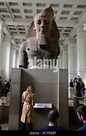 Londra, Regno Unito, 8 ottobre 2025. Interno del British Museum. Busto di granito del faraone Ramses II Foto Stock