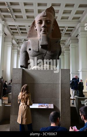 Londra, Regno Unito, 8 ottobre 2025. Interno del British Museum. Busto di granito del faraone Ramses II Foto Stock