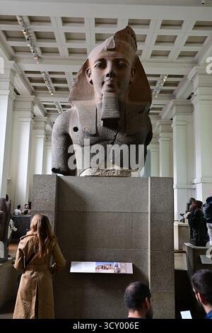 Londra, Regno Unito, 8 ottobre 2025. Interno del British Museum. Busto di granito del faraone Ramses II Foto Stock