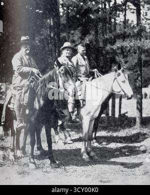 A.O. Wheeler, L.S. Amery e B. Meredith nelle Montagne Rocciose, Canada, intorno al 1929. Da una foto non attribuita pubblicata nel 1946 in un volume dell'autobiografia della RT. L.S. Amery (dalla grande Guerra fino al periodo tra le due guerre fino al 1939). Foto Stock