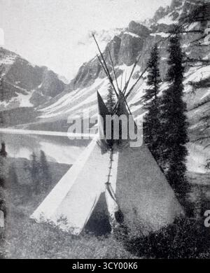 Un teepee nelle Montagne Rocciose, in Canada, intorno al 1929. Da una foto non attribuita pubblicata nel 1946 in un volume dell'autobiografia della RT. L.S. Amery (dalla grande Guerra fino al periodo tra le due guerre fino al 1939). Foto Stock