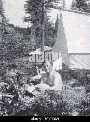 L.S. Amery fa un "bagno caldo" accanto a una tenda nelle Montagne Rocciose, Canada, intorno al 1929. Da una foto pubblicata nel 1946 in un volume dell'autobiografia della RT. L.S. Amery (dalla grande Guerra fino al periodo tra le due guerre fino al 1939). Foto Stock
