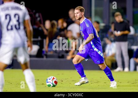 Miami Gardens, Florida, Stati Uniti. 14 ottobre 2025. Il centrocampista argentino Alexis MacAllister (20) controlla la palla durante la partita amichevole internazionale di calcio tra Argentina e Porto Rico martedì 14 ottobre 2025 al Chase Stadium di Fort Lauderdale, Florida Credit: Action Plus Sports/Alamy Live News Foto Stock