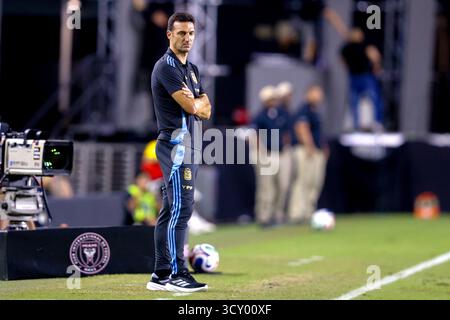 Miami Gardens, Florida, Stati Uniti. 14 ottobre 2025. L'allenatore argentino Lionel Scaloni guarda giocare durante la partita amichevole internazionale di calcio tra Argentina e Porto Rico martedì 14 ottobre 2025 al Chase Stadium di Fort Lauderdale, Florida Credit: Action Plus Sports/Alamy Live News Foto Stock
