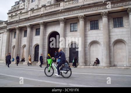 Londra, Regno Unito. 9 aprile 2025. Un ciclista passa davanti alla Banca d'Inghilterra. Credito: Vuk Valcic/Alamy Foto Stock