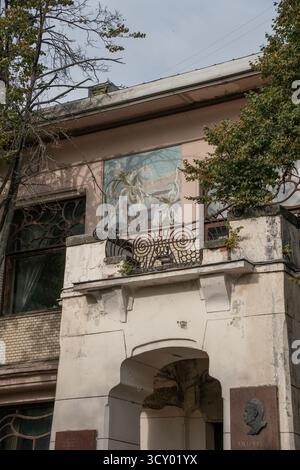Mosca, Russia - 4 ottobre 2025: Storico edificio Art Nouveau in via Malaya Nikitskaya con mosaici e bassorilievo in bronzo sulla facciata Foto Stock