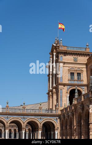 Dettaglio dell'architettura monumentale di Plaza de España a Siviglia, Spagna. Edificio semi-circolare in stile rinascimentale con archi, colonne e oggetti tipici Foto Stock
