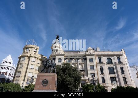 Vista urbana di Siviglia con la sua tipica architettura andalusa, edifici colorati, balconi in ferro battuto e atmosfera mediterranea sotto Foto Stock