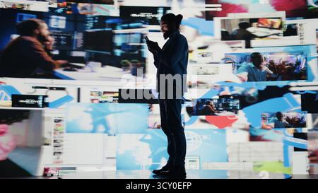Giovane dipendente ossessionato dalla presenza dei social media in ogni momento, isolamento nel mondo reale e ansia che si accumula. Ossessivo, pericoloso scorrimento e uso eccessivo. Telecamera B.. Foto Stock