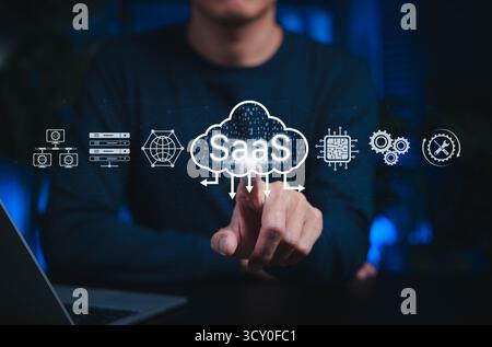 Cloud computing SaaS e tecnologia dei servizi software. La persona interagisce con le icone del cloud SaaS, rappresenta il software as a Service, l'infrastruttura cloud, Foto Stock