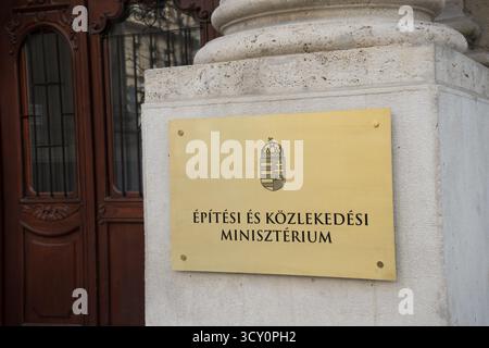 Targa d’ingresso del ministero dell’edilizia e dei trasporti ungherese a Budapest, responsabile delle infrastrutture nazionali e della pianificazione urbana. Foto Stock