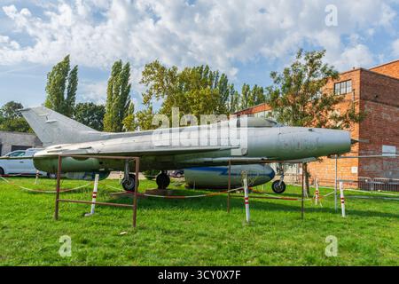Caccia jet d'epoca sovietica esposto all'aeroporto di Budaörs. Foto Stock