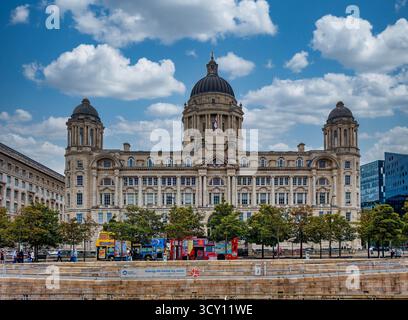 LIVERPOOL, INGHILTERRA - 18 agosto 2025: Un autobus rosso a due piani di Londra riutilizzato serve ora come ristorante di Street food presso l'Albert Dock, accanto a un classico BR Foto Stock