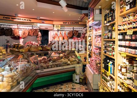 Tipico negozio di gastronomia di Trento, Italia settentrionale Foto Stock
