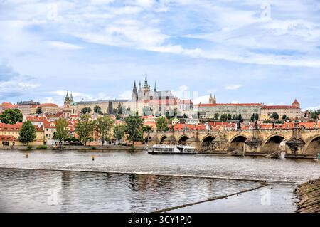 Vista panoramica del castello di Praga e della cattedrale di San Vito che si innalza sopra il quartiere storico di Malá strana, vista dall'altra parte del fiume Moldava a Praga Foto Stock