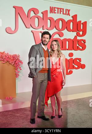 Hollywood, Stati Uniti. 16 ottobre 2025. Adam Brody e Kristen Bell arrivano alla seconda stagione di Netflix "Nobody Wants This" prima all'Egyptian Theatre il 16 ottobre 2025 a Hollywood, CA. © LISA OConnor/AFF-USA.com Credit: AFF/Alamy Live News Foto Stock