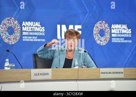 Washington, USA. 16 ottobre 2025. L'amministratore delegato del Fondo monetario internazionale (FMI) Kristalina Georgieva ha dichiarato a Washington che, sebbene la performance economica globale sia stata migliore del previsto, non ha ancora raggiunto il "livello richiesto" e l'incertezza è diventata la nuova normalità, 16 ottobre 2025, ora locale. Credito: Sha Hanting/China News Service/Alamy Live News Foto Stock