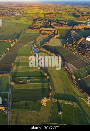 Vista aerea, torrenti Soennerbach e Salzbach e stagno nel paesaggio autunnale, Werl, Renania settentrionale-Vestfalia, Germania Foto Stock