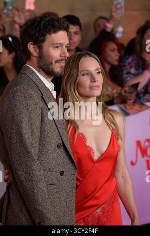 LOS ANGELES, STATI UNITI. 16 ottobre 2025: Adam Brody e Kristen Bell alla prima stagione di "Nobody Wants This" all'Egyptian Theatre. Immagine: Paul Smith/features flash Foto Stock