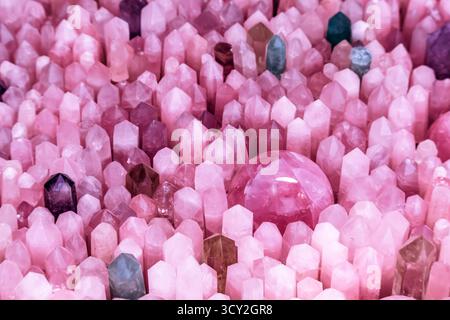 Vista ravvicinata delle pareti di quarzo rosa nello spazio di meditazione di Mareterra Monaco Foto Stock